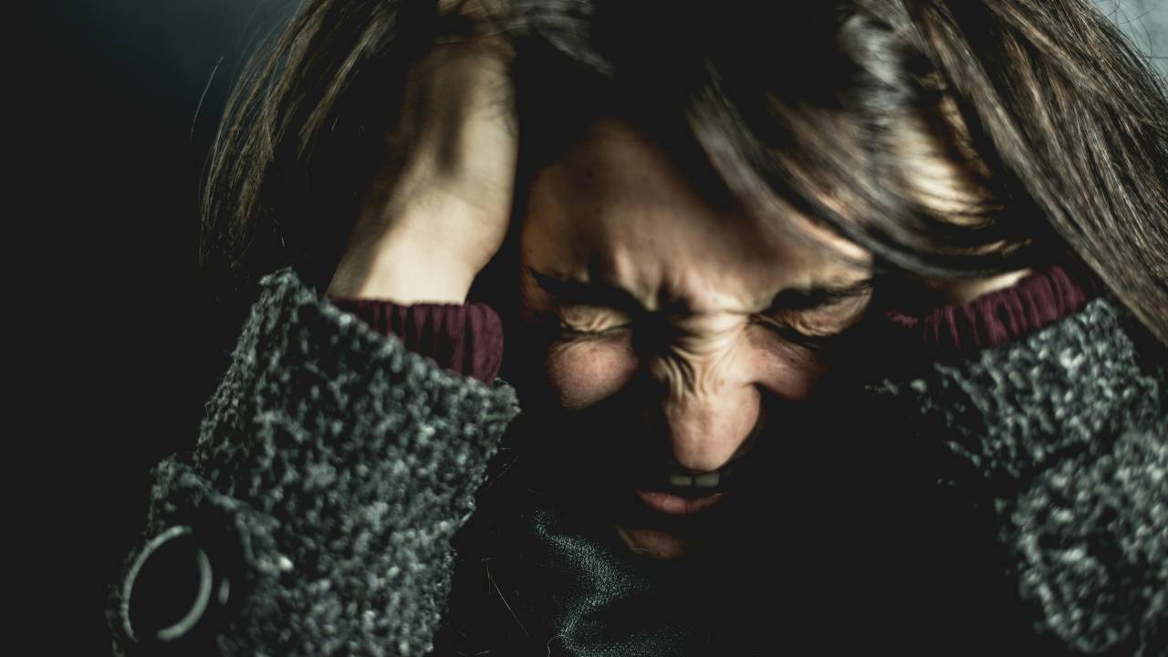 devojka vristi i drzi se za kosu